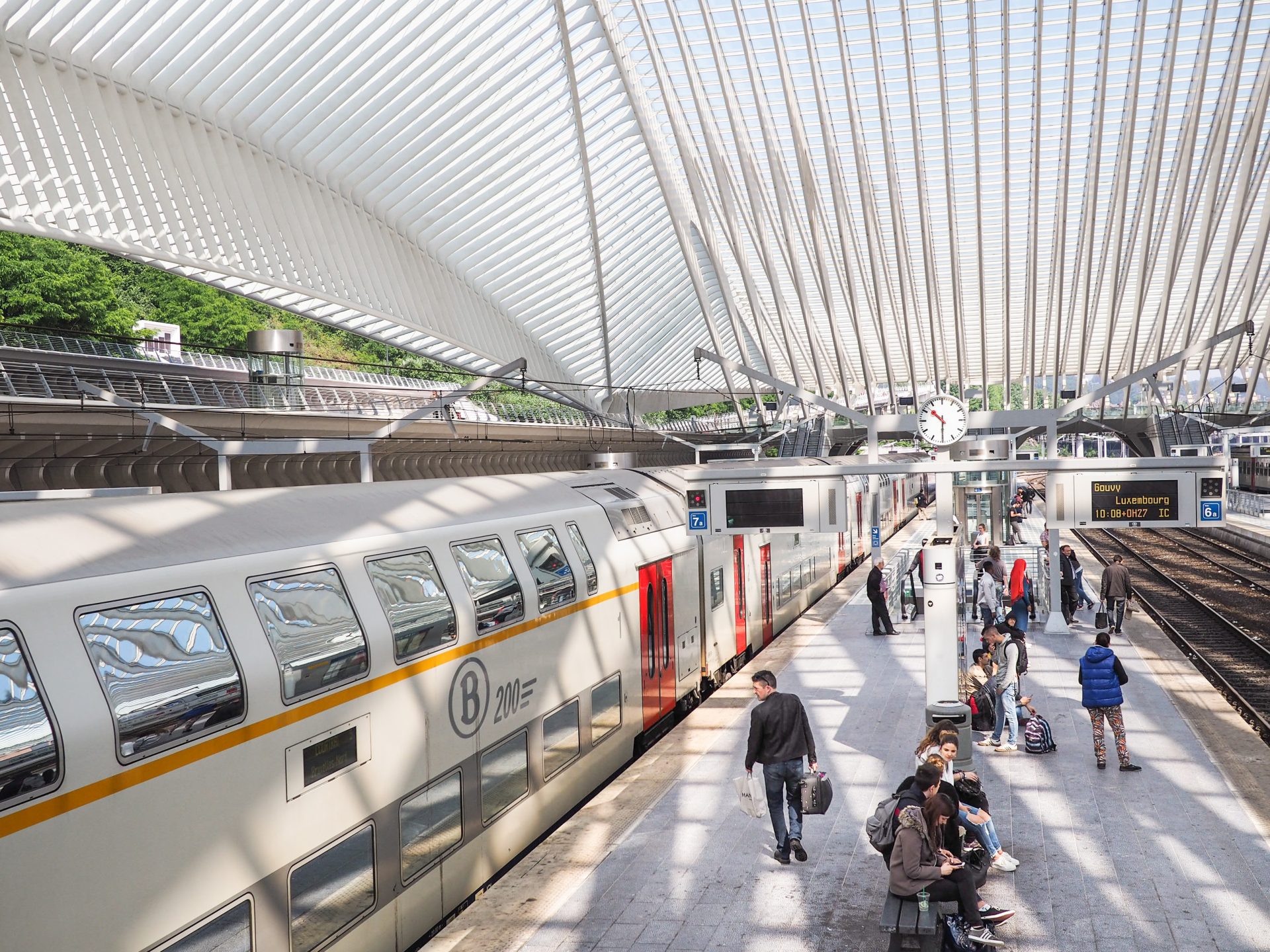 Securail fait évacuer un wagon à quai et retarde un train 20 min pour arrêter un simple « débrancheur » de panneau pub ?