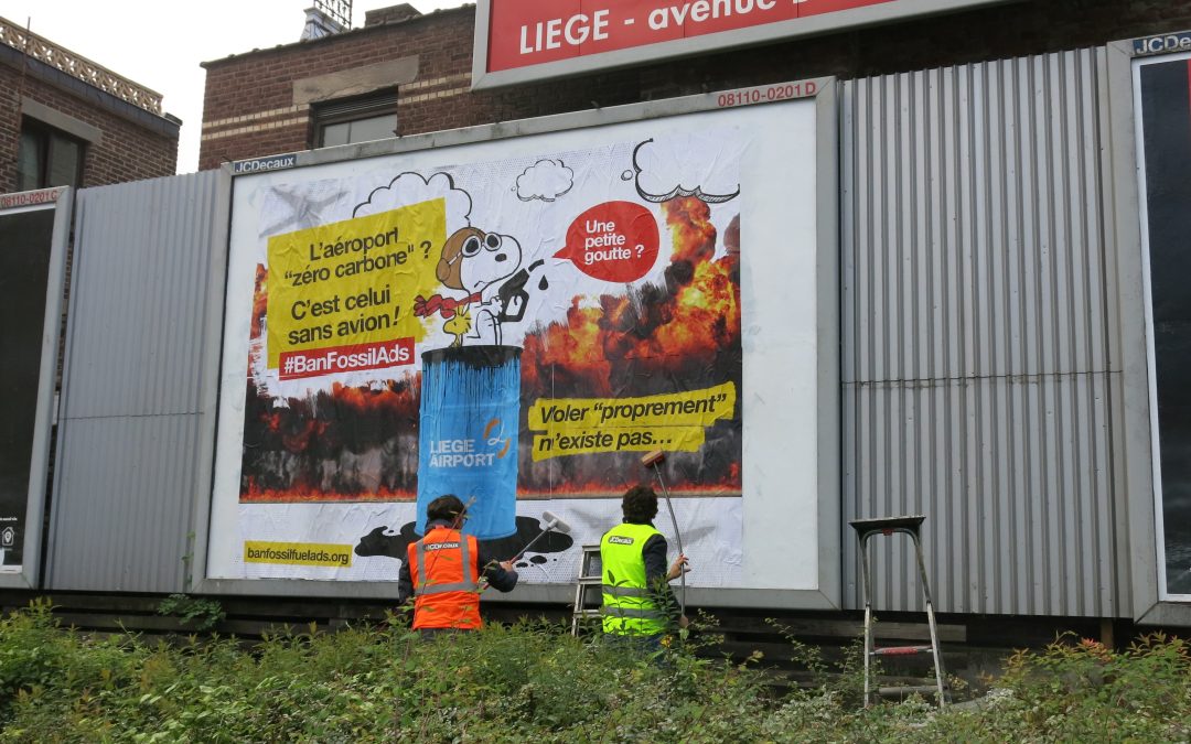 Des panneaux publicitaires recouverts par le collectif « Liège sans Pub » pour protester contre le développement de l’aéroport