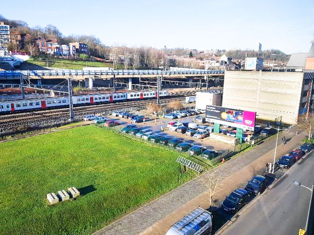 Un immeuble de 7 étages et 3 niveaux de parking en sous-sol à la place de la pelouse aux Guillemins