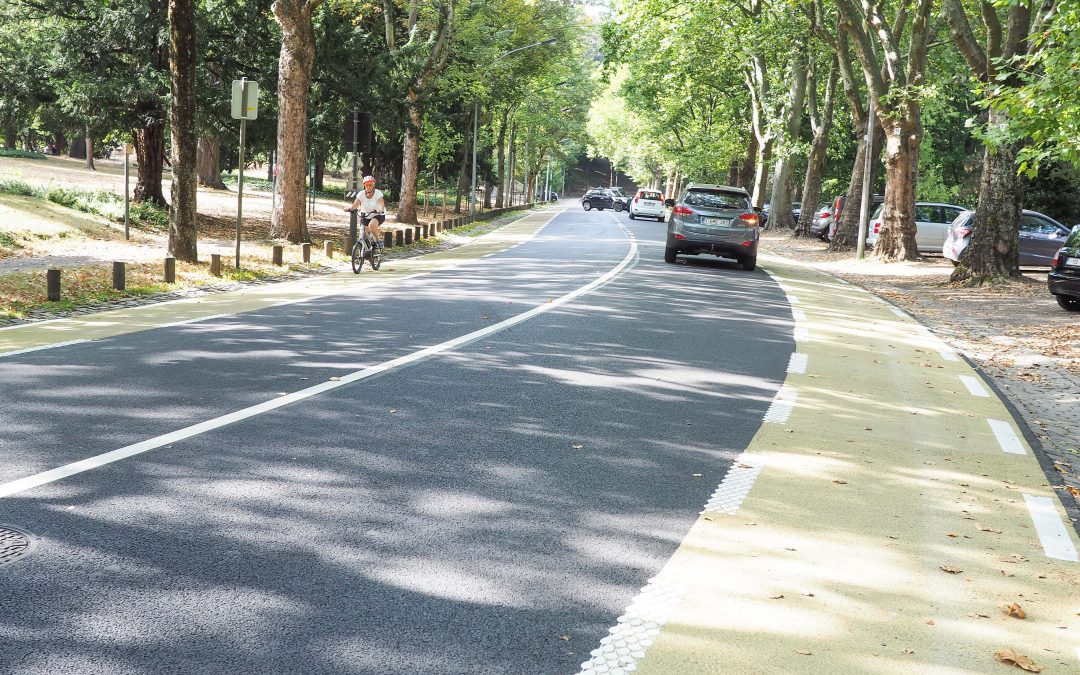 Les cyclistes ont leur toute première piste cyclable de couleur ocre boulevard Kleyer