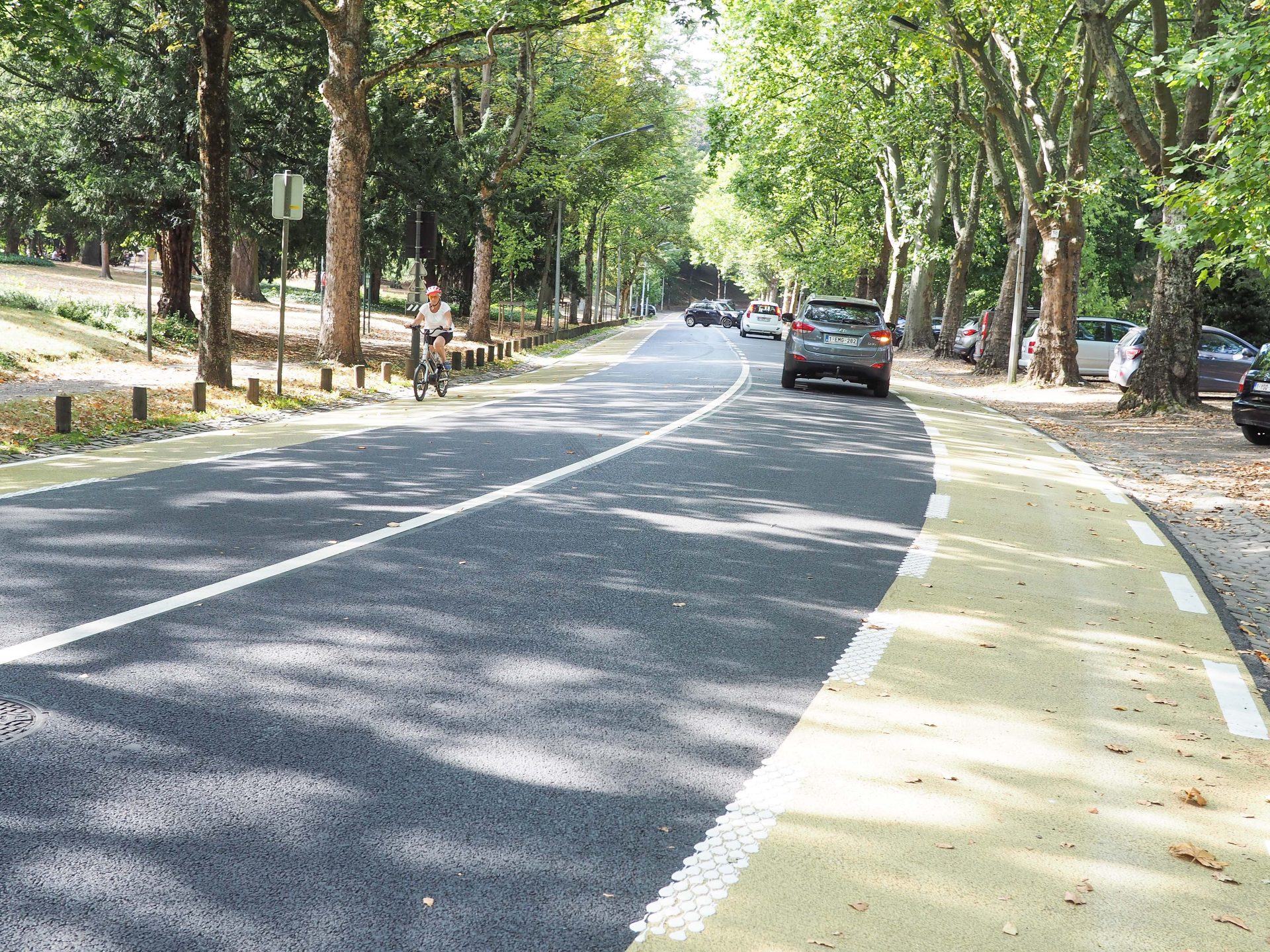 Les cyclistes ont leur toute première piste cyclable de couleur ocre boulevard Kleyer