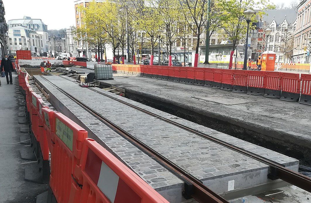 Travaux du tram: finalisation des dalles préfabriquées rue Léopold