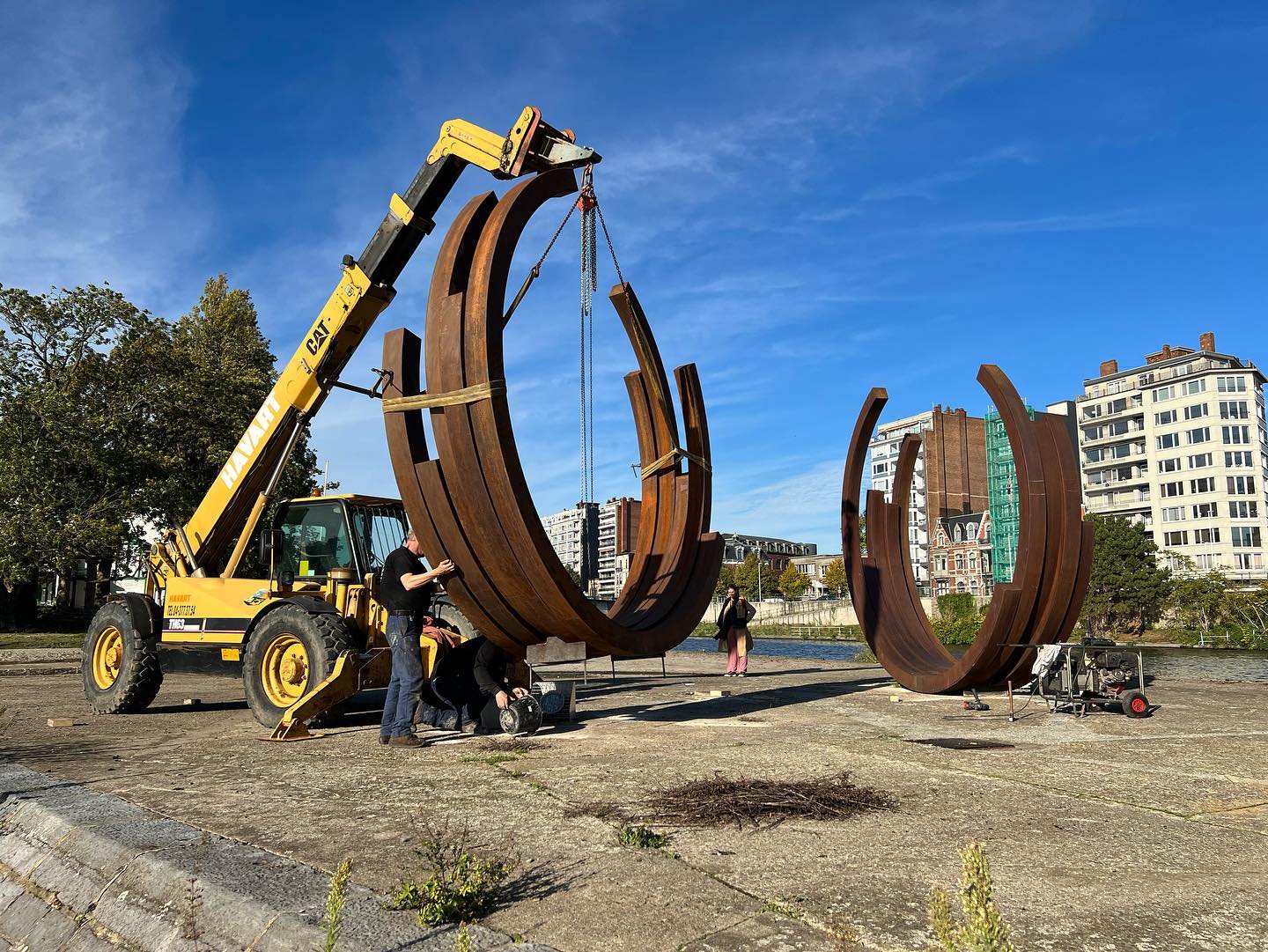 Les arcs de Bernar Venet ont été réinstallés à la Boverie