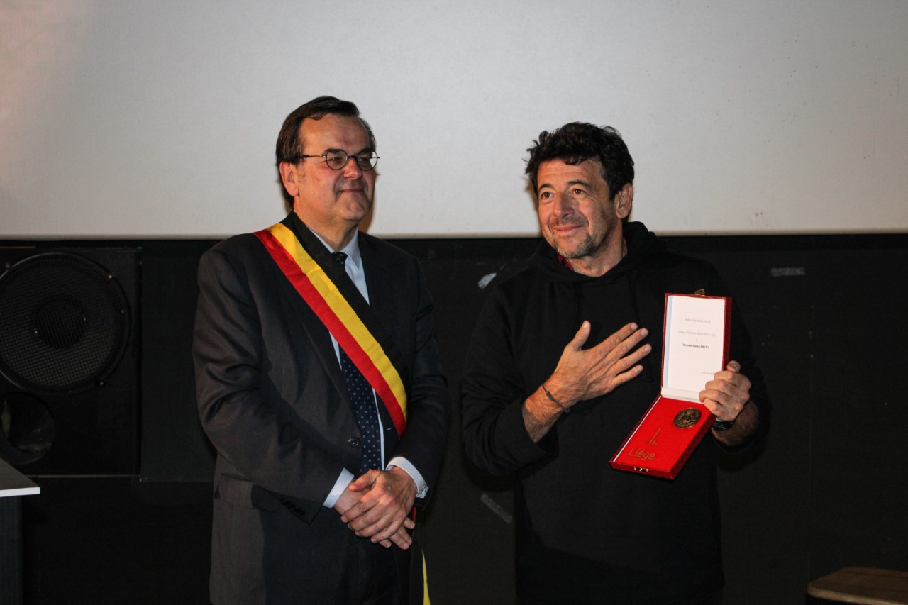 Le bourgmestre suspend la citoyenneté d’honneur du chanteur Patrick Bruel