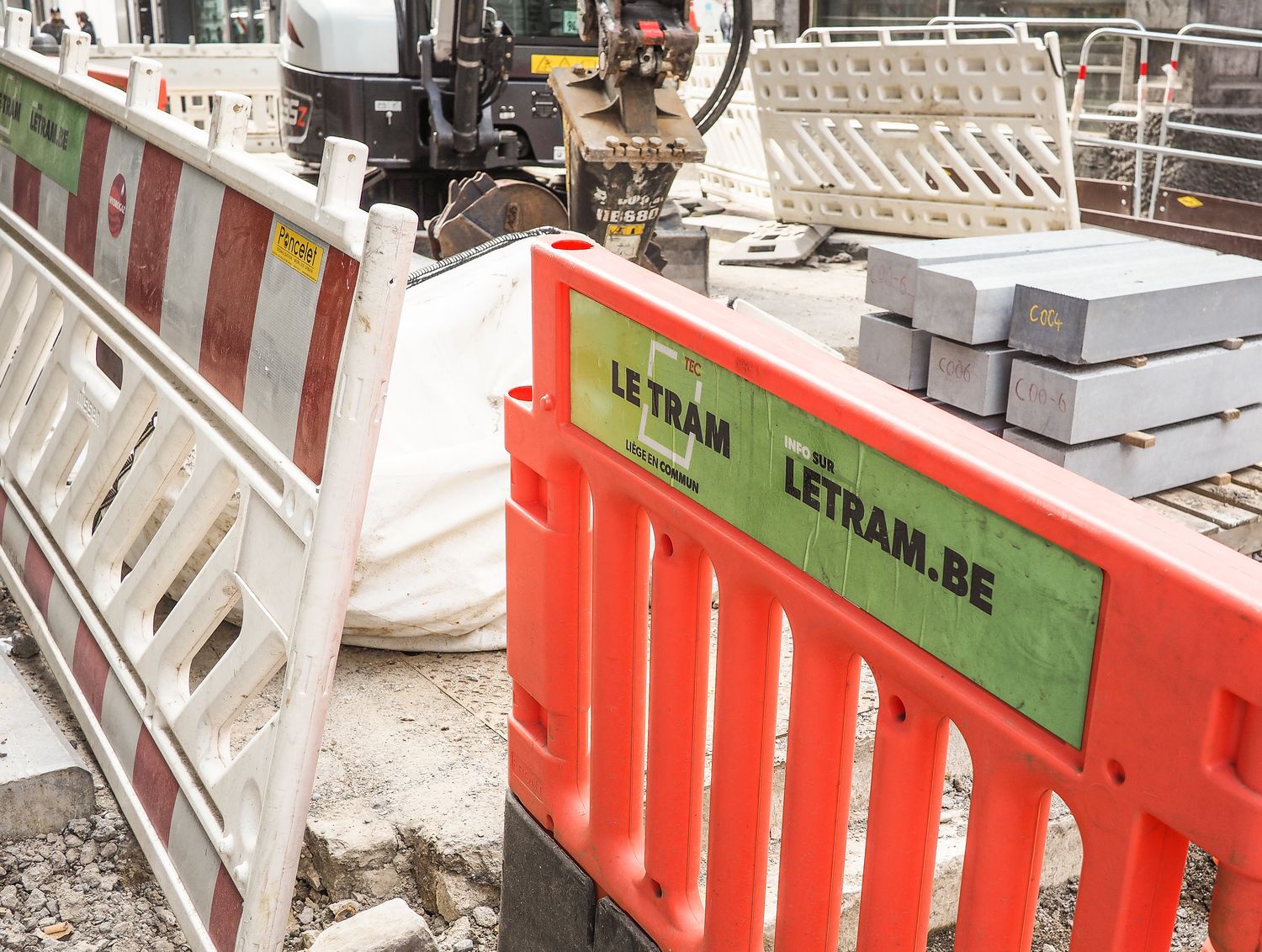 Deux Liégeois se servent en carburant sur le chantier du tram