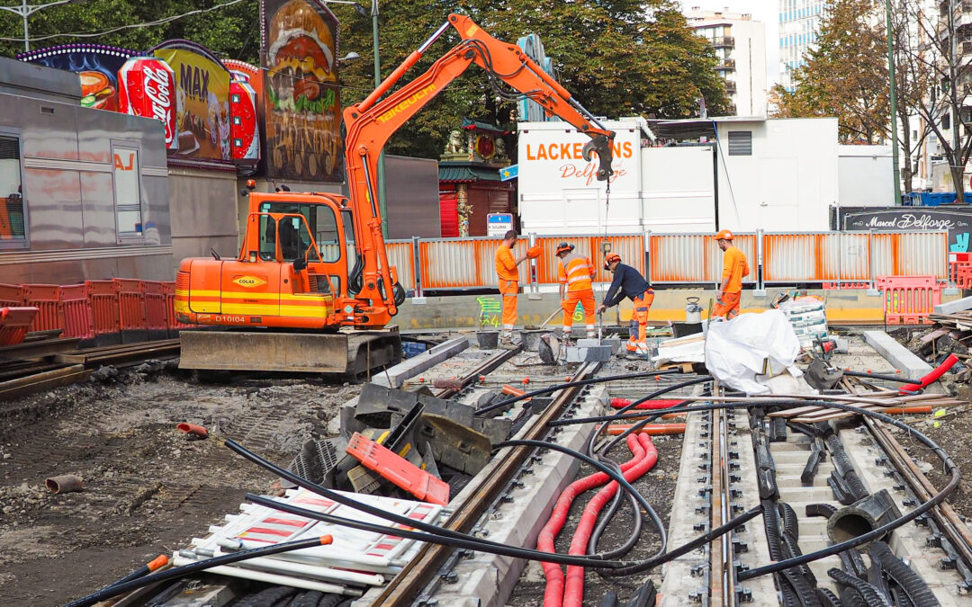 Les poteaux et câbles pour le tram commencent à être posés près du parc d’Avroy