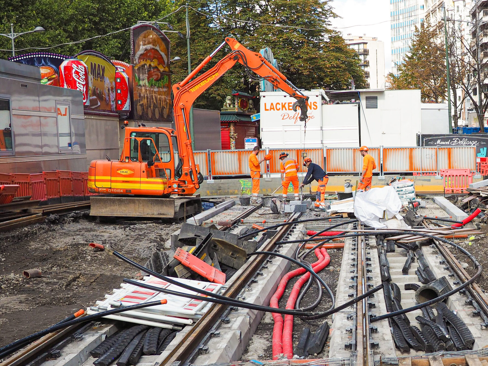 Les poteaux et câbles pour le tram commencent à être posés près du parc d’Avroy