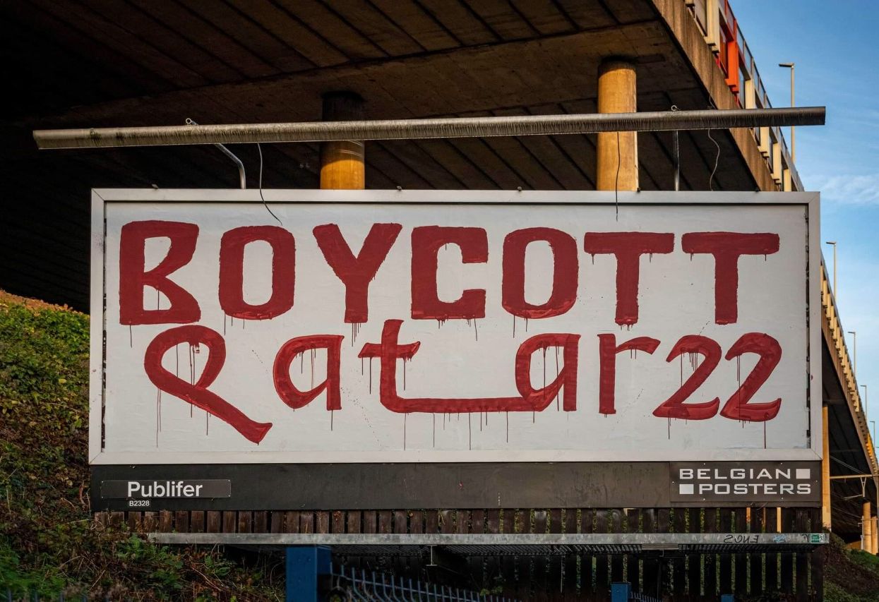 Action anti-pub cette nuit avec un message: boycott Qatar !