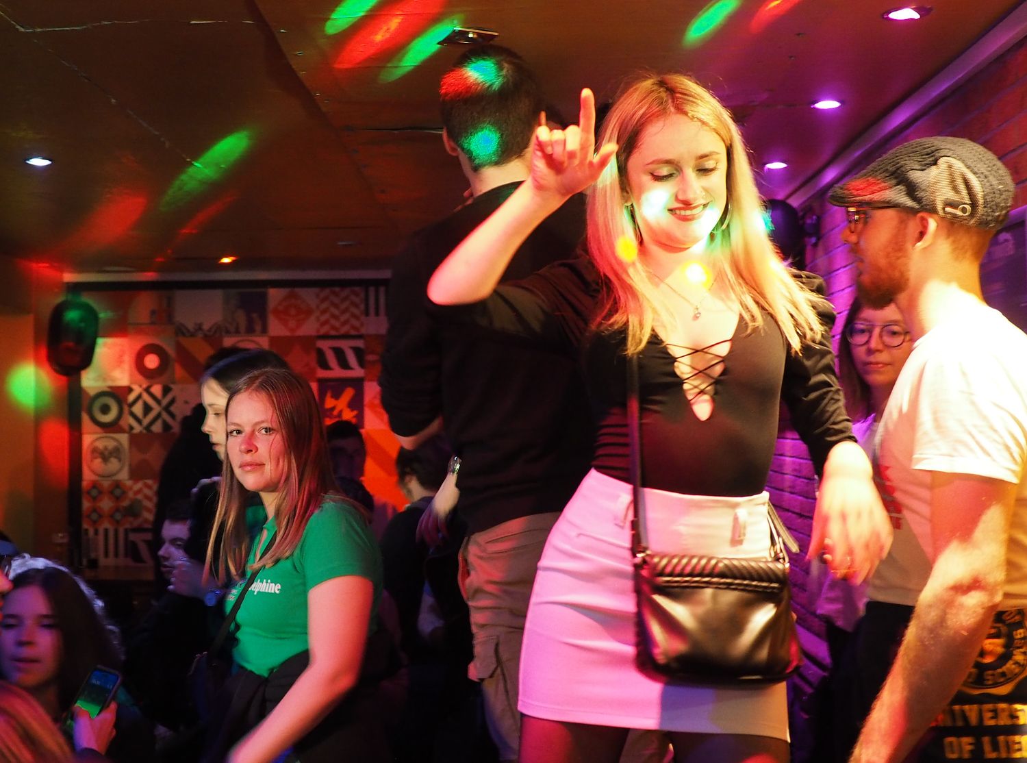 Dans le Carré, les guindailles et les bars: laisse les filles tranquilles!