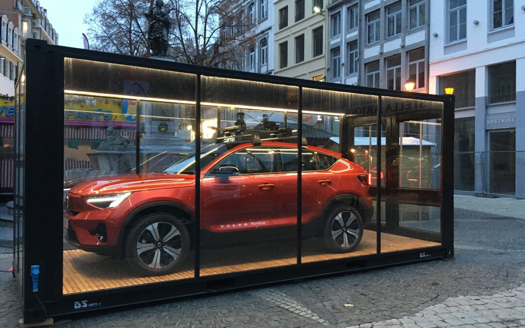 Le box publicitaire avec le SUV près de la patinoire de Noël doit être retiré