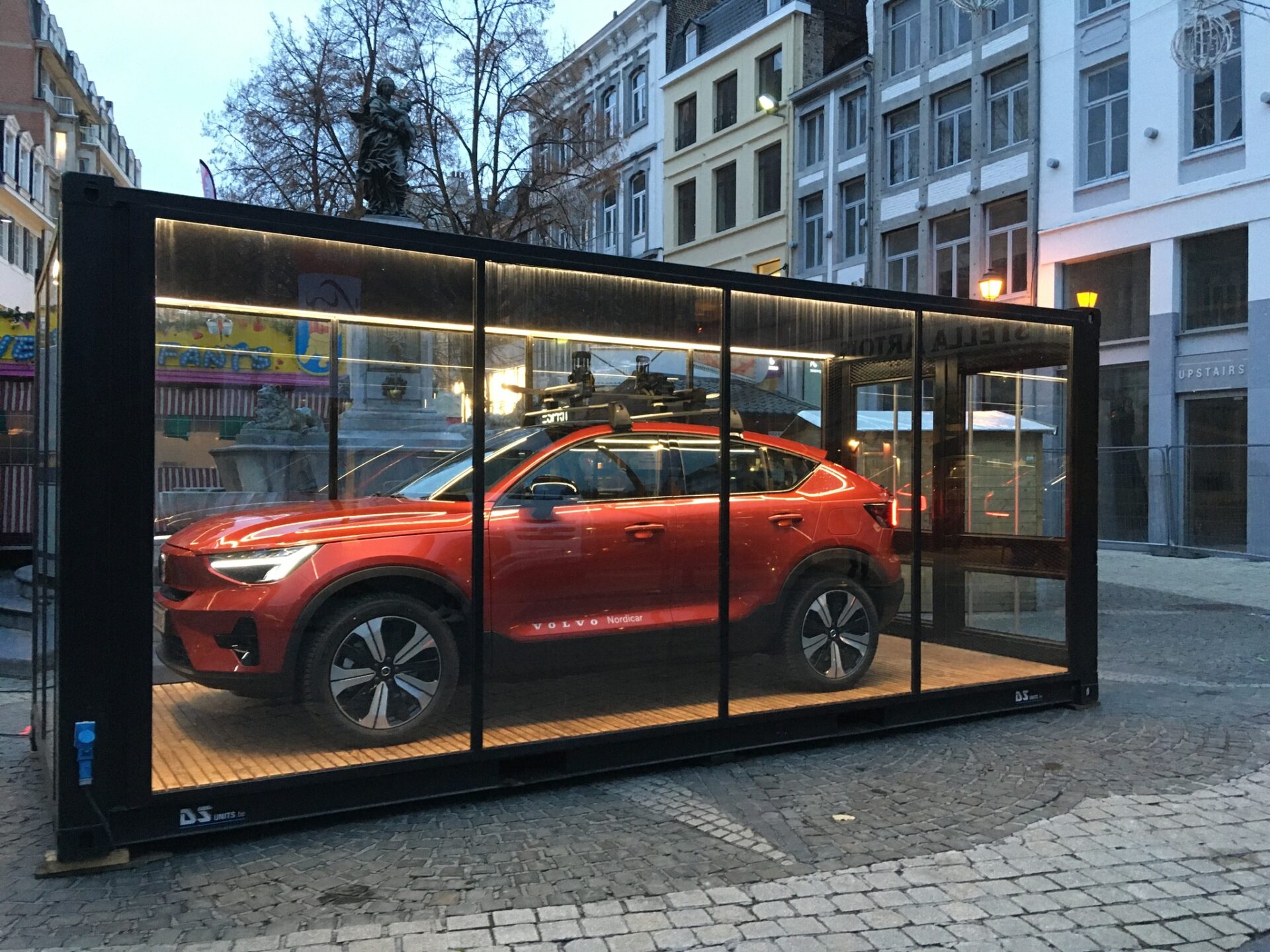Le box publicitaire avec le SUV près de la patinoire de Noël doit être retiré
