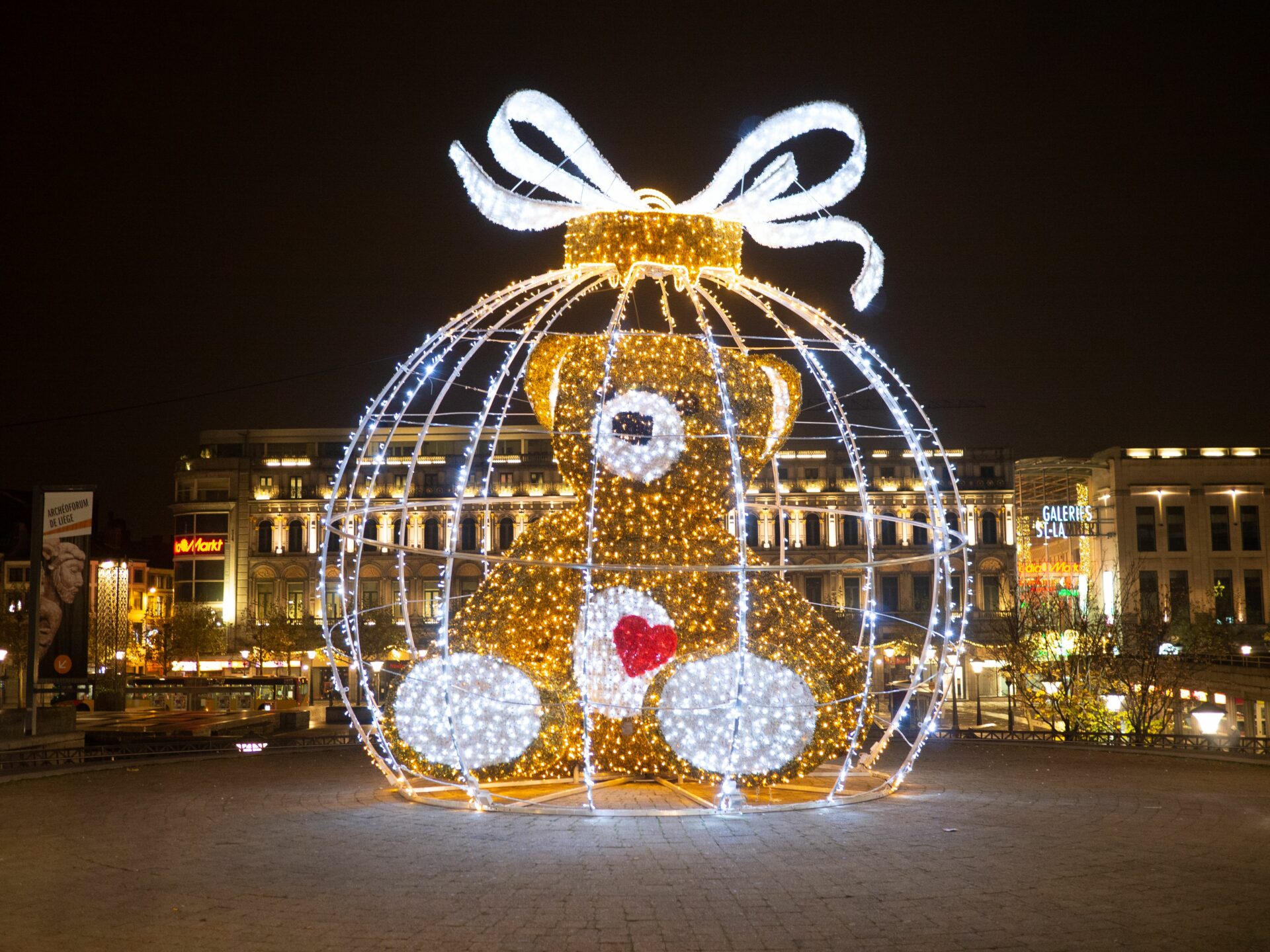 L’ours lumineux cassé dimanche, non réparable, ne retrouvera pas sa place au Village de Noël