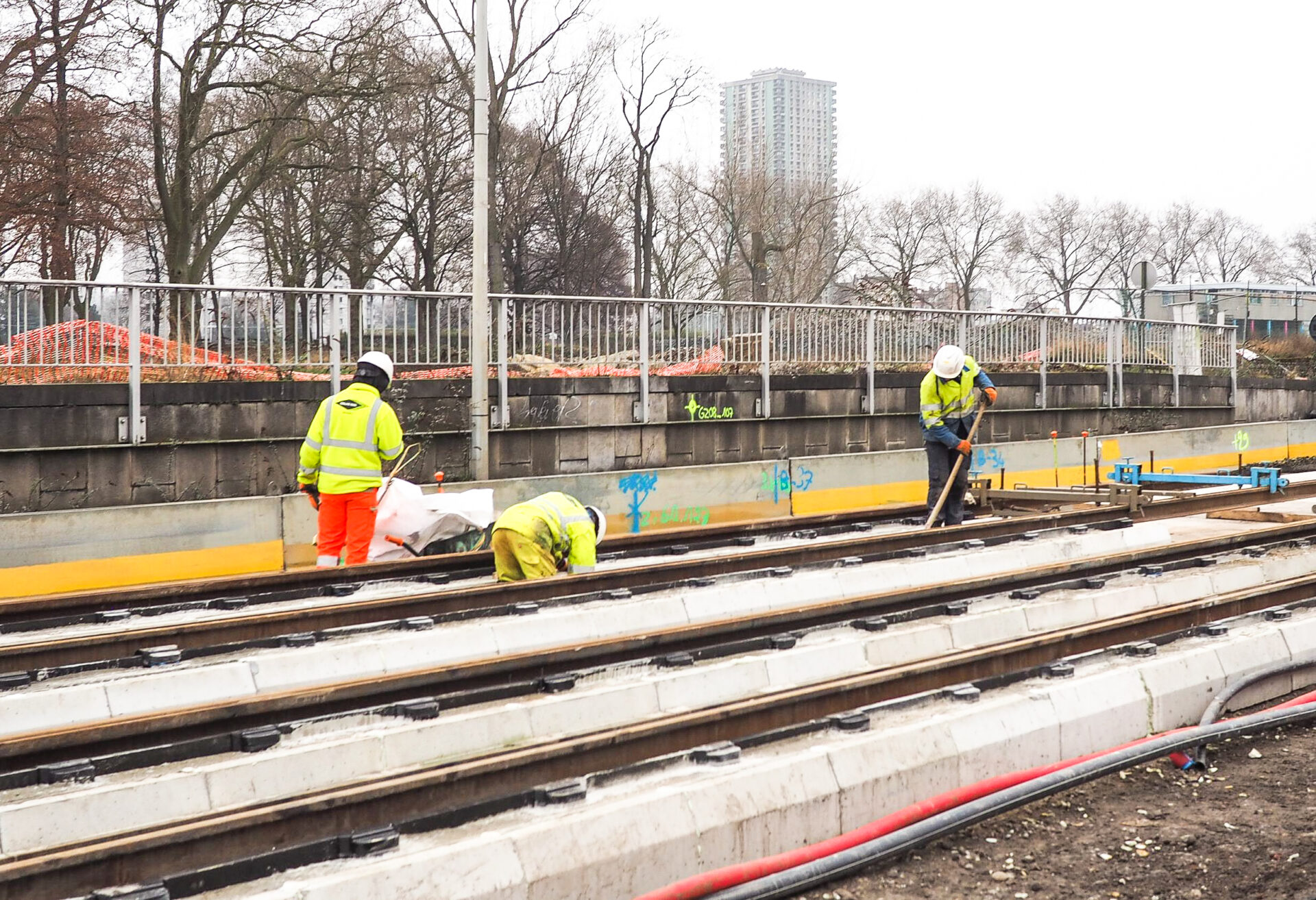 Le chantier du tram continue, malgré l’arrêt du financement des banques au groupe COLAS Belgium