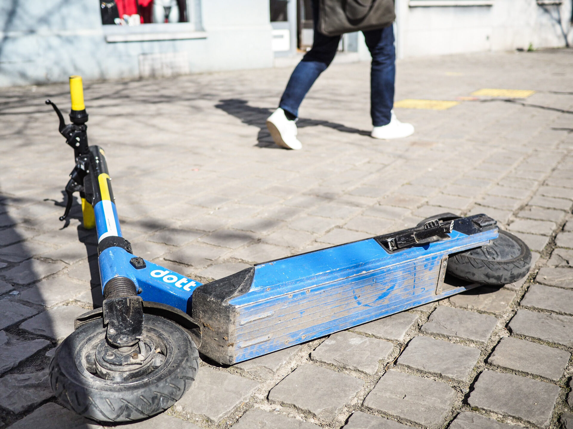 Action pour réclamer des sanctions contre les trottinettes et vélos partagés mal garés sur les trottoirs