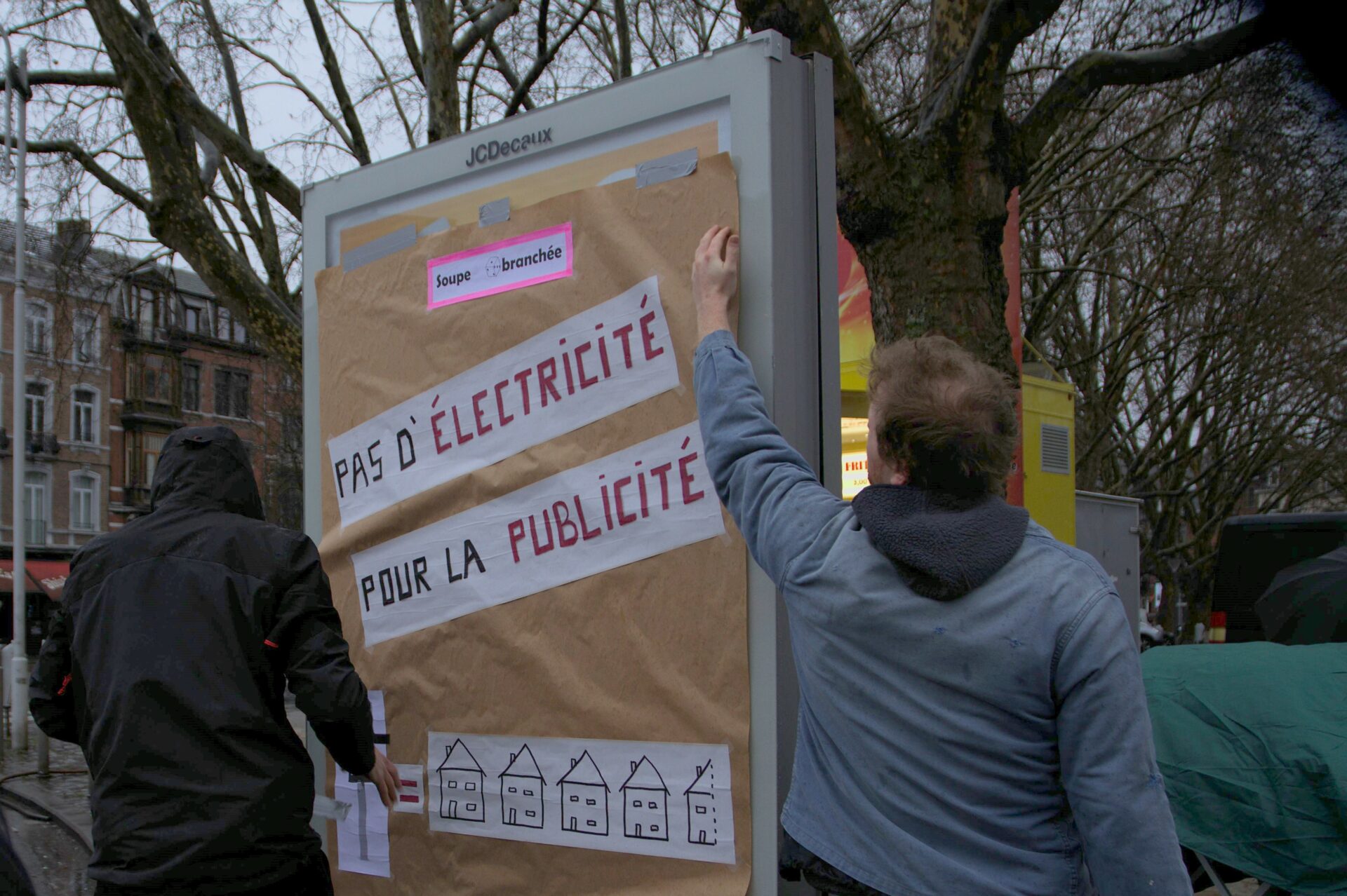 Le collectif a détourné le courant d'un panneau publicitaire @Liège sans pub