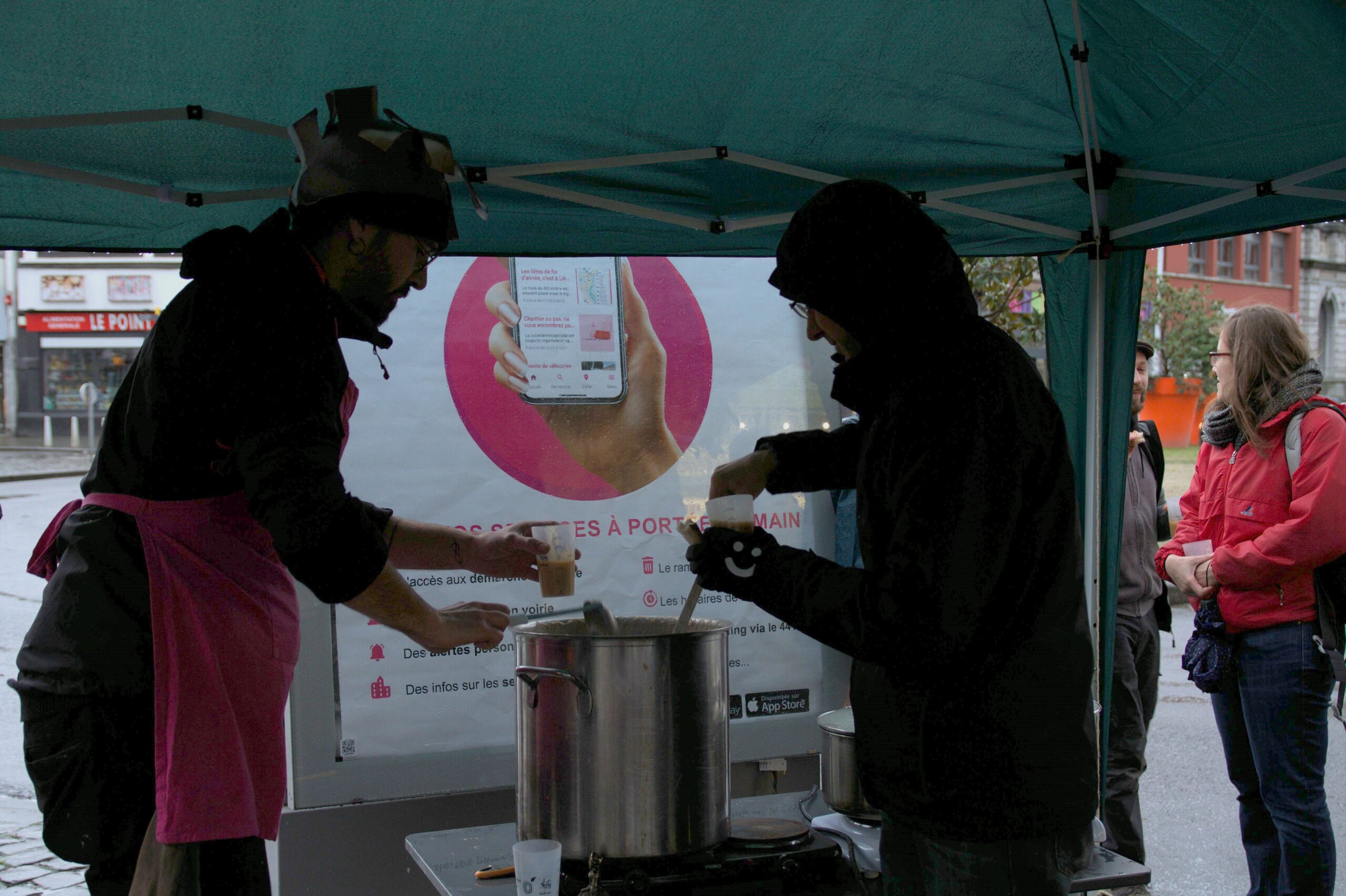 Des activistes offrent de la soupe grâce à l’électricité d’un panneau publicitaire