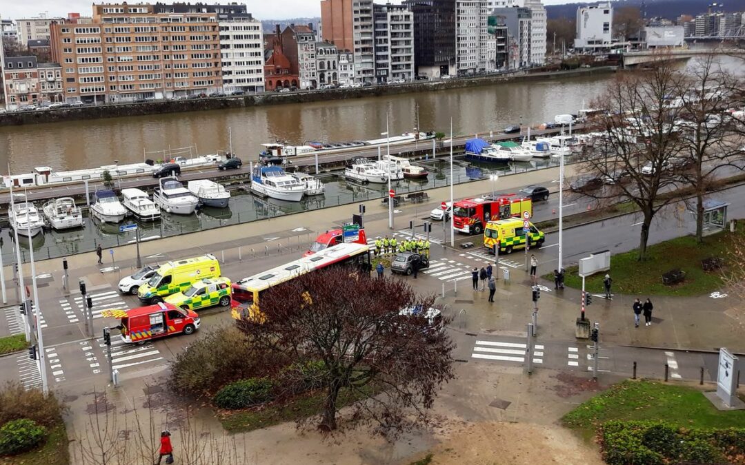 Accident voiture-bus boulevard Frère-Orban: une automobiliste grièvement blessée