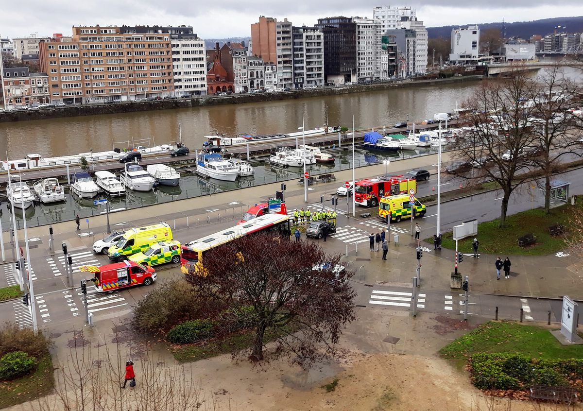 Accident voiture-bus boulevard Frère-Orban: une automobiliste grièvement blessée