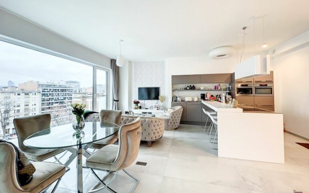 Un appartement 2 chambres avec vue sur la place Cathédrale en vente…. 585 000 €