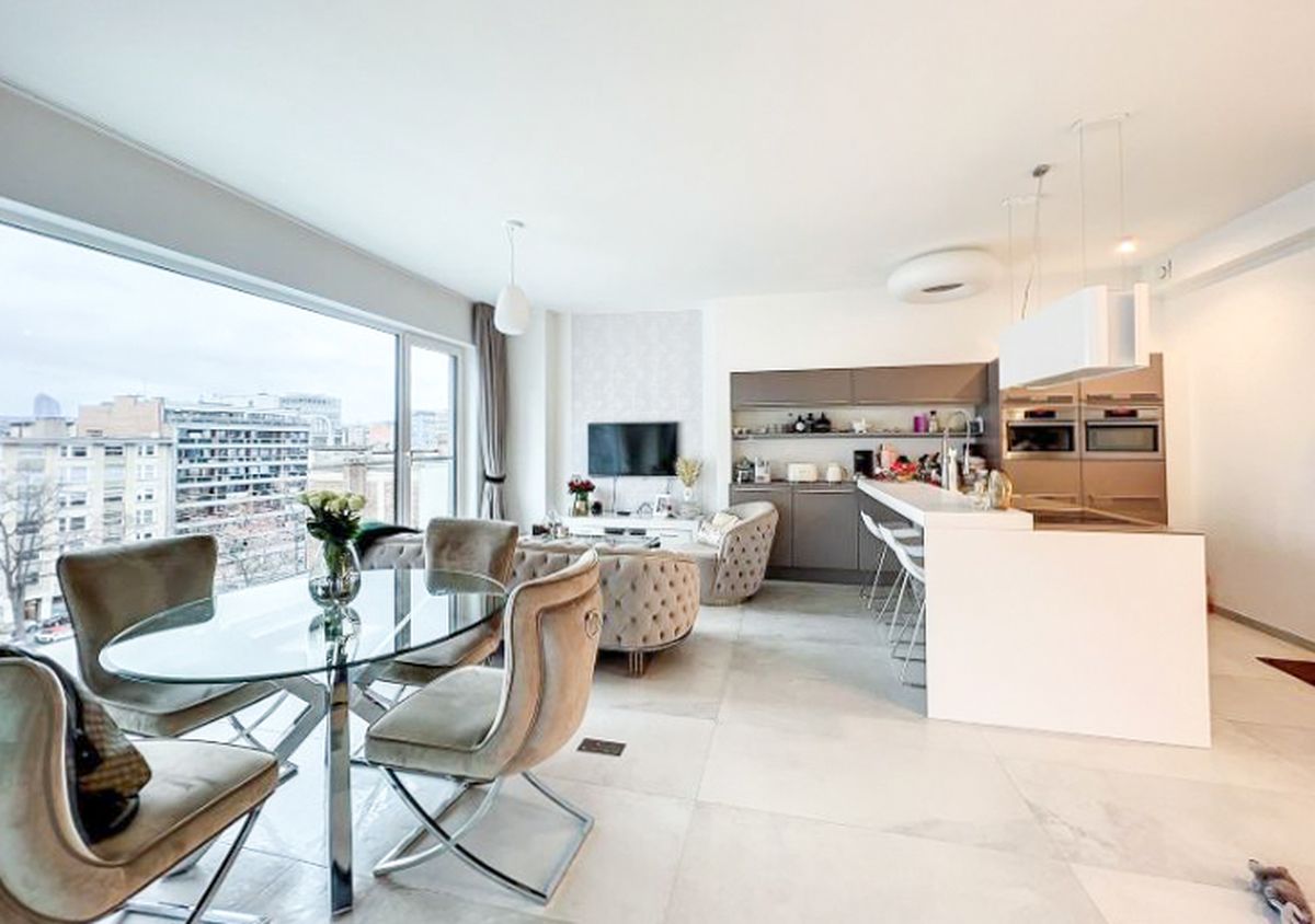Un appartement 2 chambres avec vue sur la place Cathédrale en vente…. 585 000 €