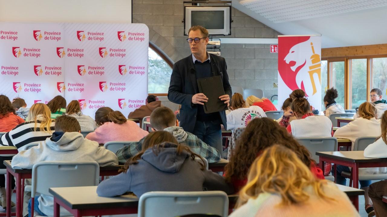 Kiki l’Innocent fait la dictée aux élèves lors des Classiques ardennaises