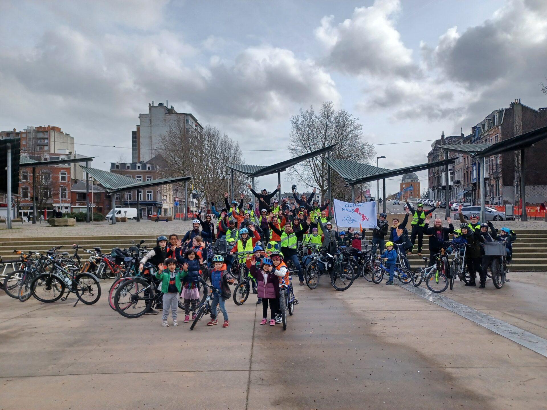 Les enfants ont enfourché leur bicyclette pour demander davantage de facilités pour les vélos