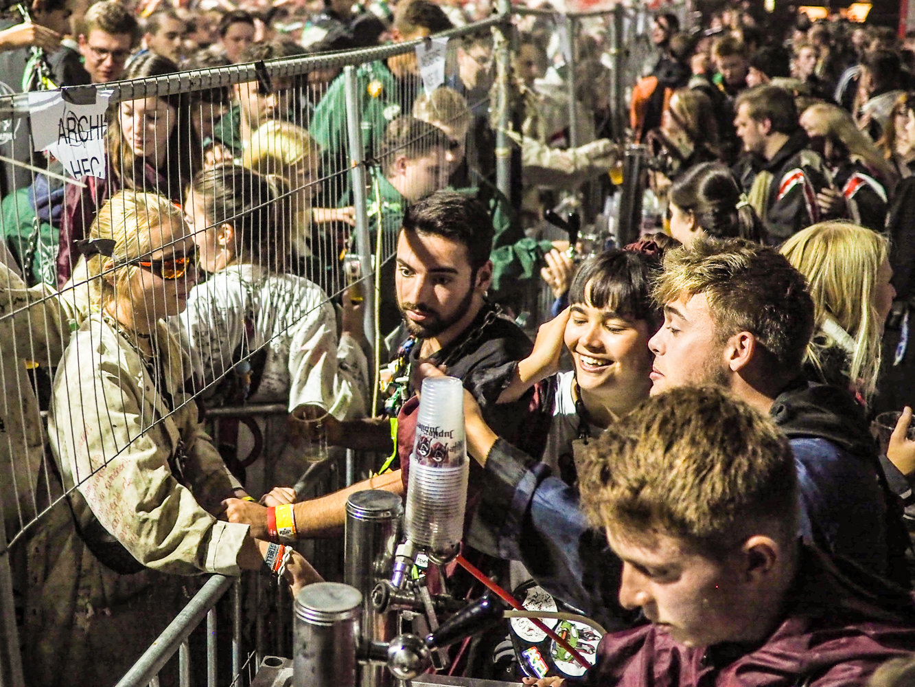 Les étudiants se font gronder par le bourgmestre à cause du bruit pendant leurs fêtes « des Saints » à Droixhe