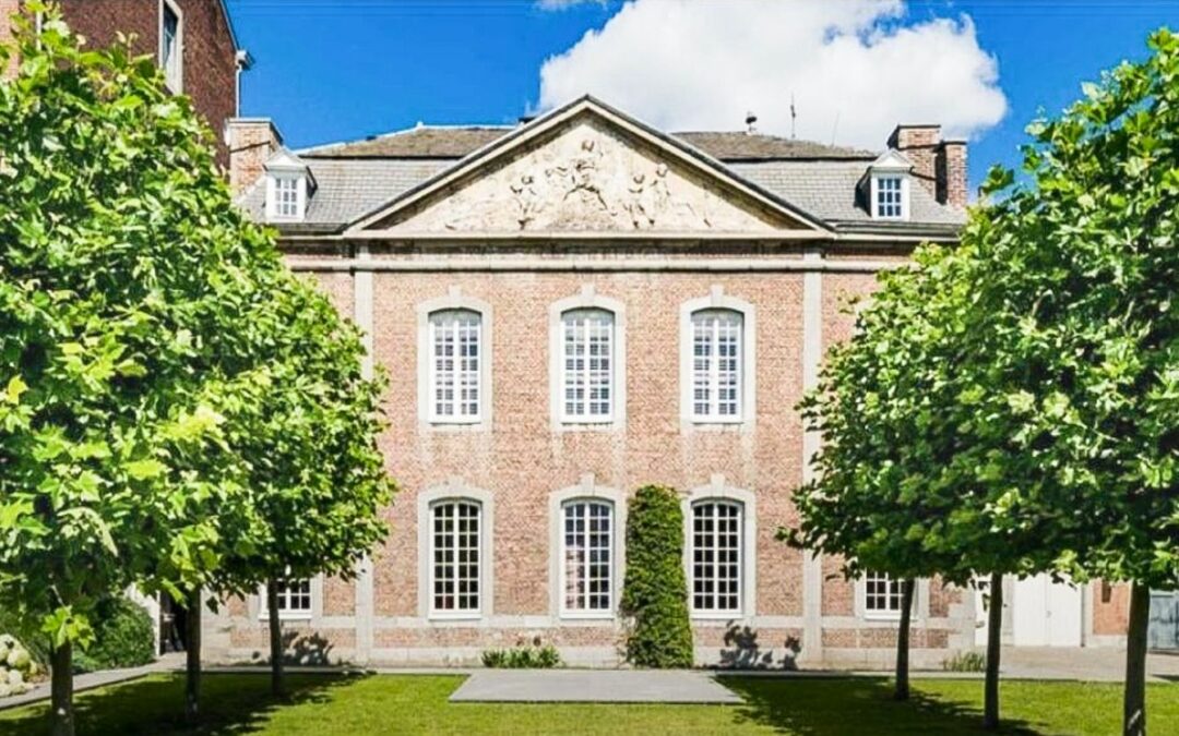 Splendide demeure historique avec vue et vaste jardin à la française mise en vente 1.750.000€ au Mont-Saint-Martin