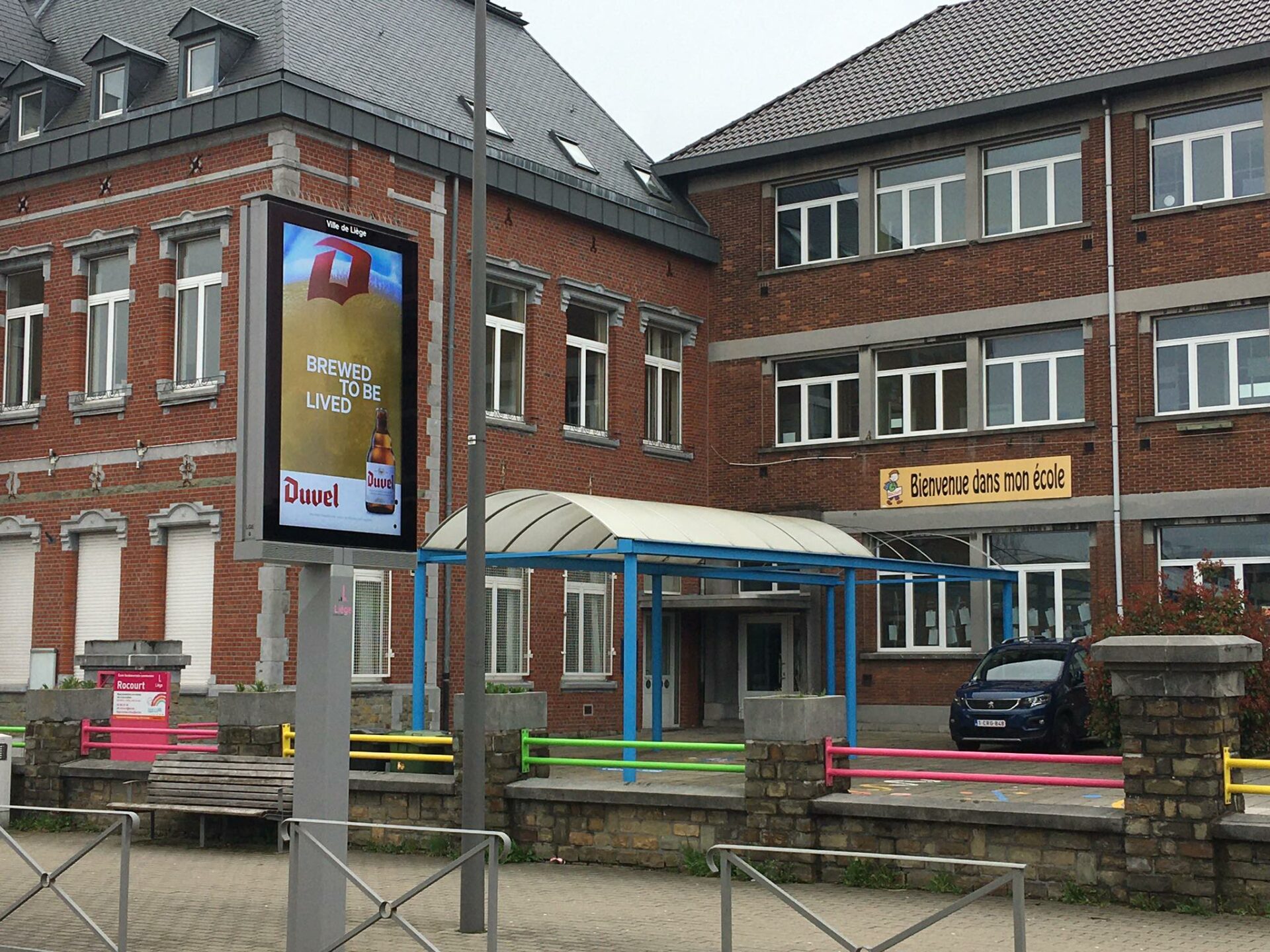 Des publicités pour l’alcool devant des écoles primaires hérissent les poils d’un collectif