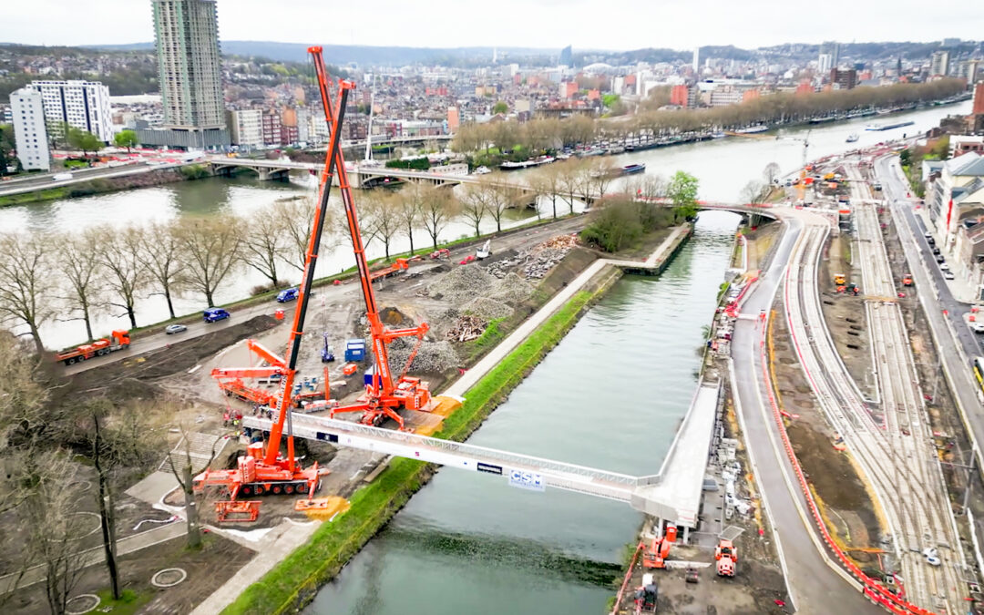 Une nouvelle passerelle sur la Meuse vient d’être installée à Coronmeuse