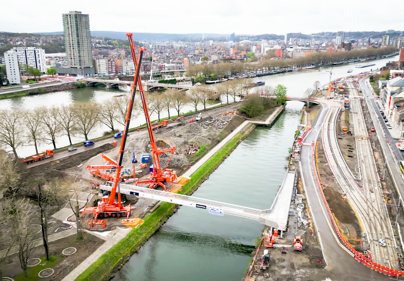 Une nouvelle passerelle sur la Meuse vient d’être installée à Coronmeuse