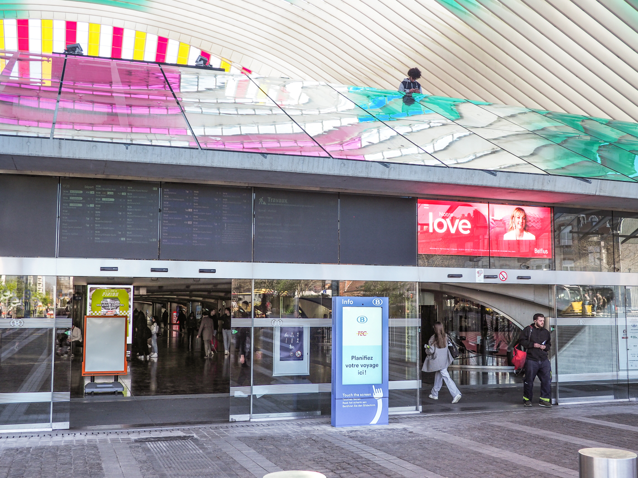 A la gare des Guillemins, les pubs sont plus visibles que les horaires de train