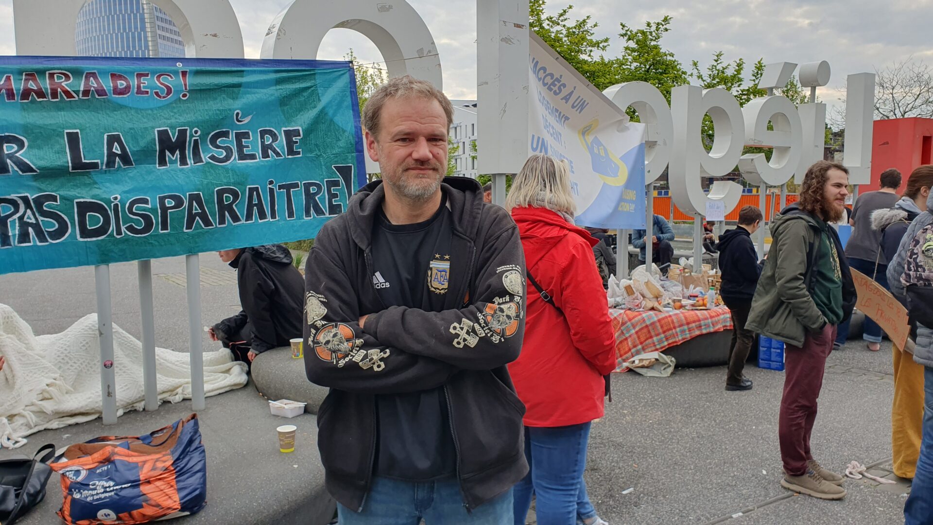 Il veut rendre « un peu de dignité » aux SDF expulsés des Guillemins: voici le projet du photographe Chris Moko