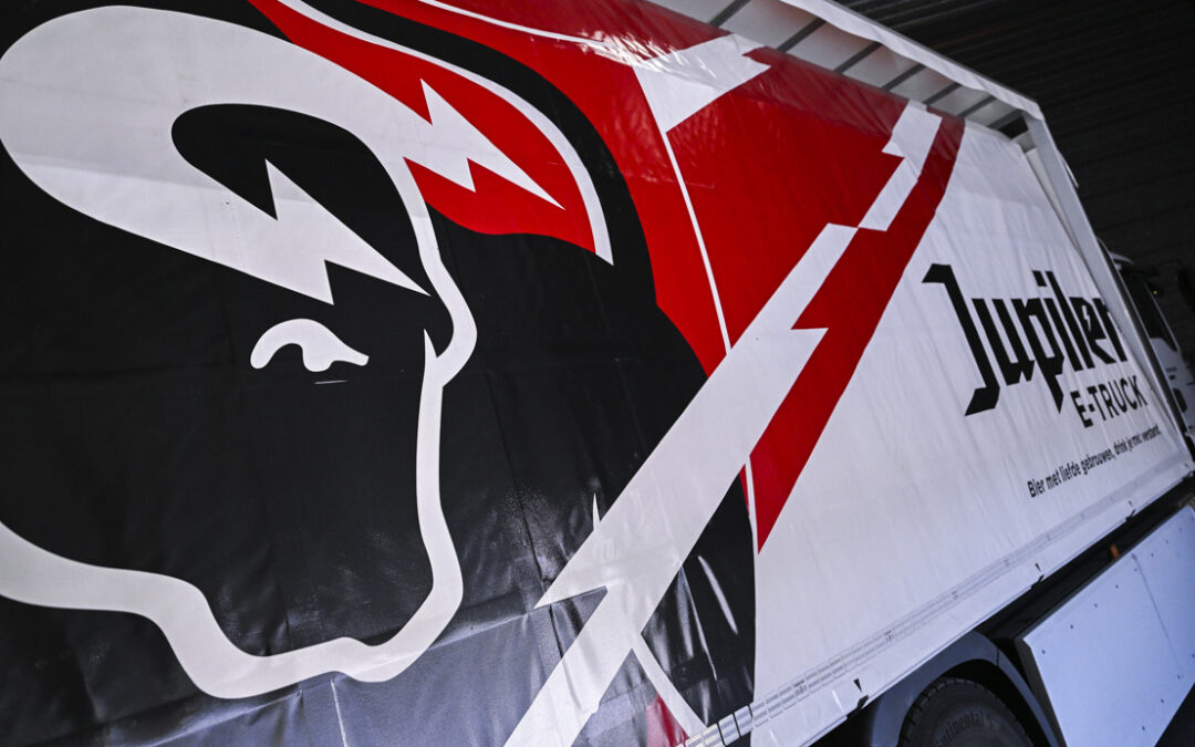 Jupiler investit dans un camion électrique pour livrer les cafés et les négociants à Liège