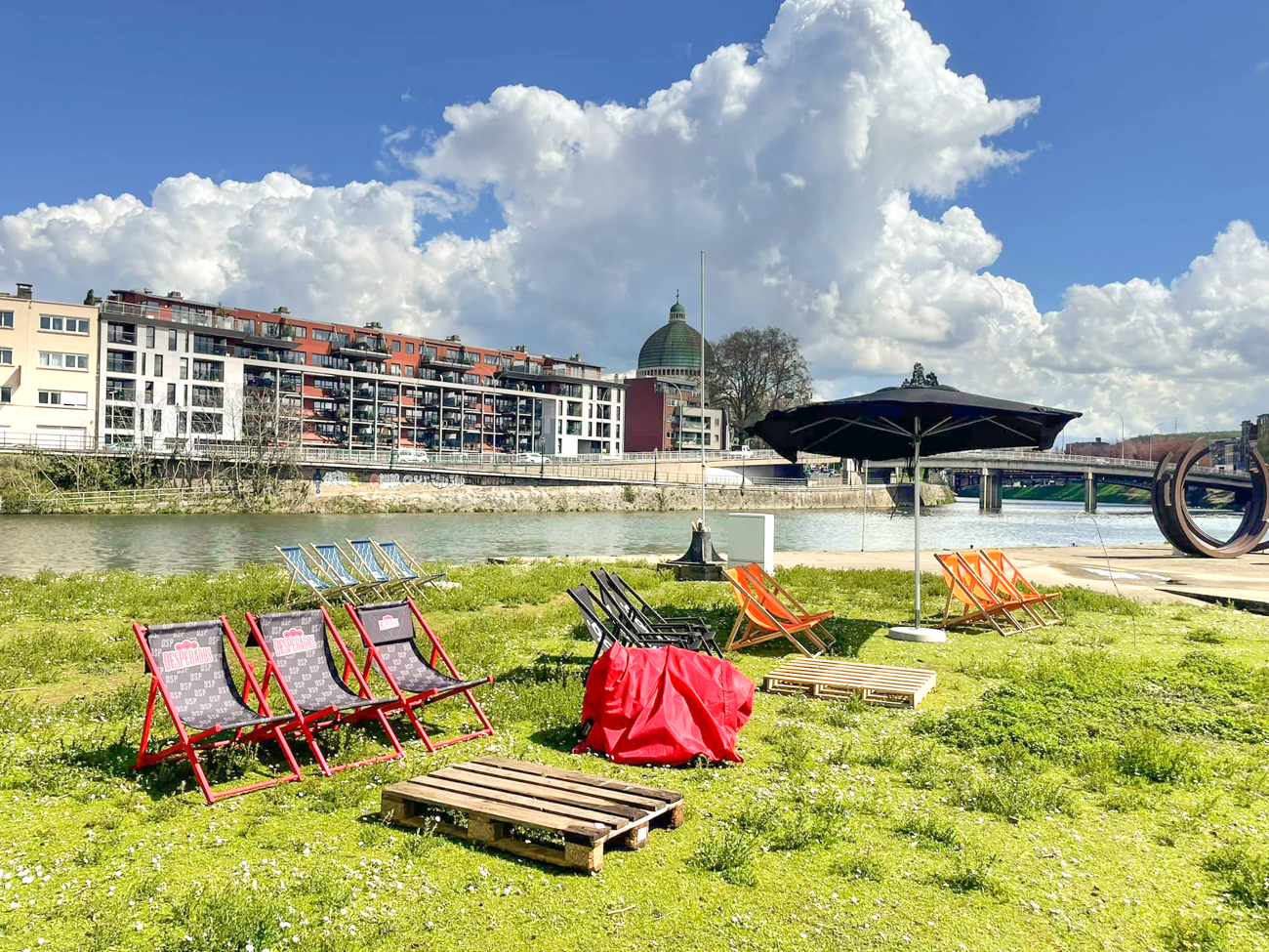 La plage de Liège-sur-Meuse installée pour tout l’été au bout du parc de la Boverie