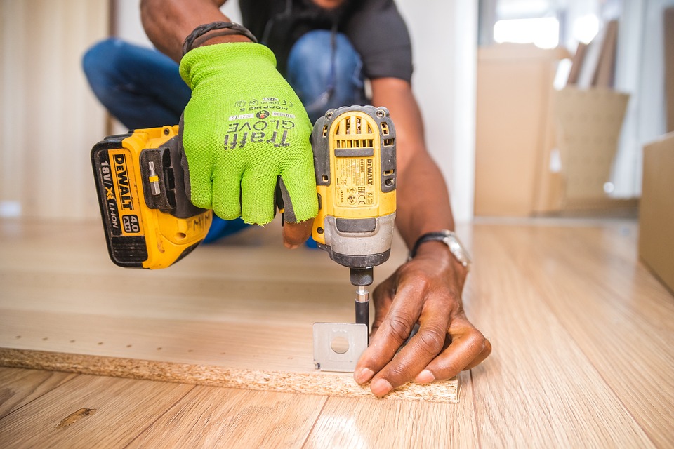Forer, peindre, réparer,…: les Débrouillardes proposent maintenant des cours de bricolage pour tou.te.s à Liège