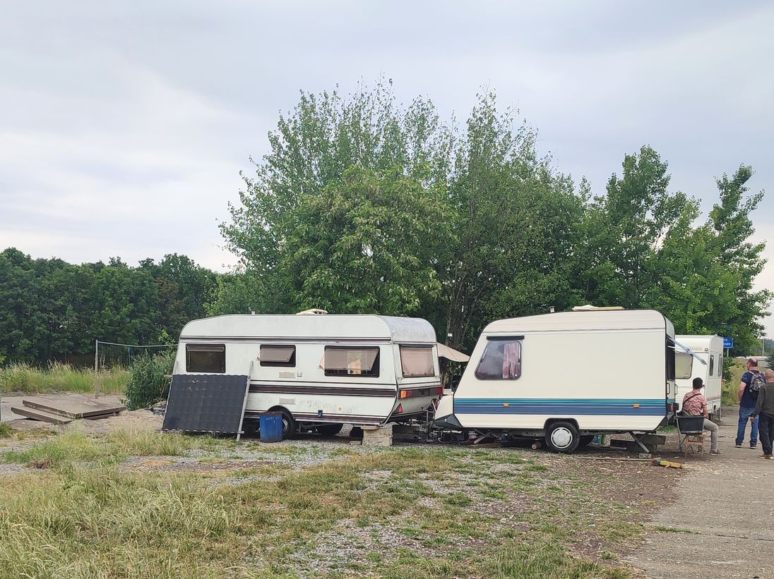Des sans-abris du canal de l’Ourthe demandent un endroit où déménager leurs caravanes