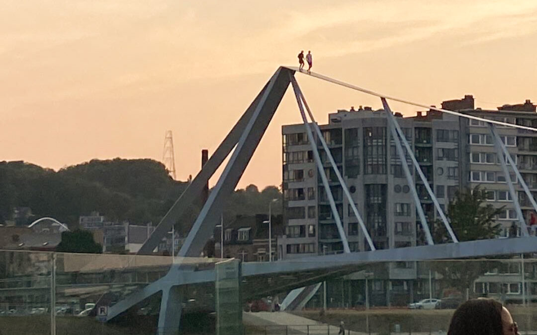 Nouveau jeu dangereux: se promener à plus de 20m de haut sur la retenue de la passerelle « Boverie »