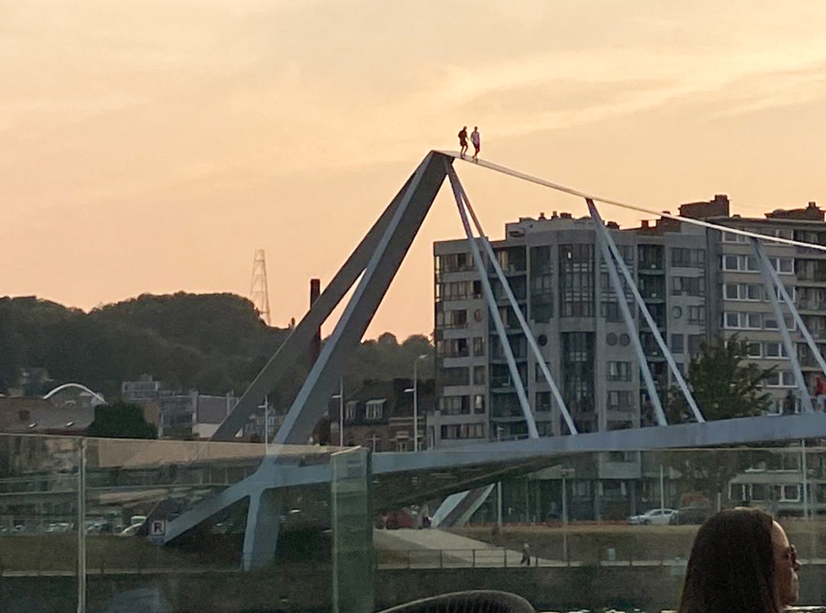 Nouveau jeu dangereux: se promener à plus de 20m de haut sur la retenue de la passerelle « Boverie »