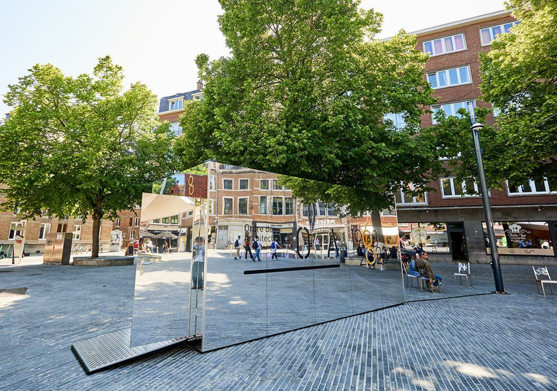 Un container-miroir intrigue les passants place Xavier-Neujean
