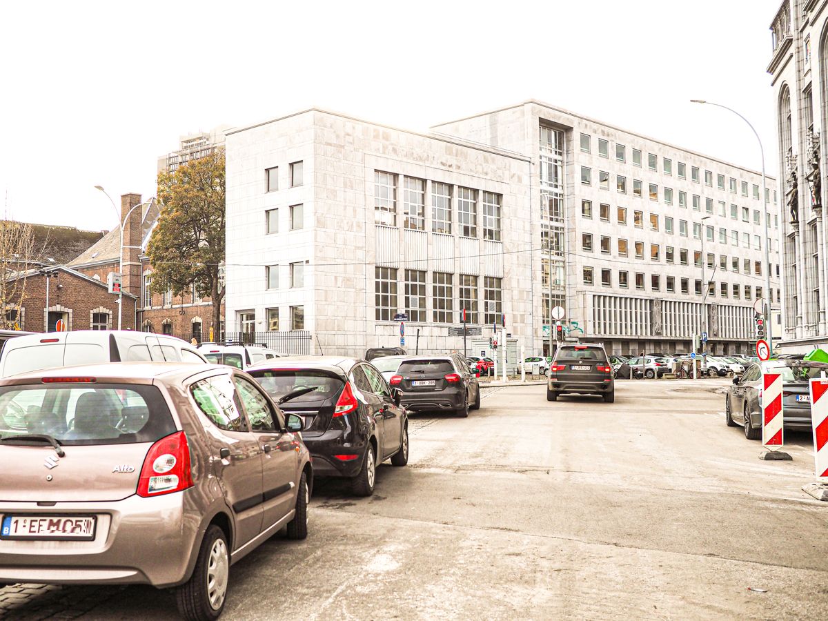 Suppression du parking devant la Grand Poste: le bourgmestre fait marche arrière