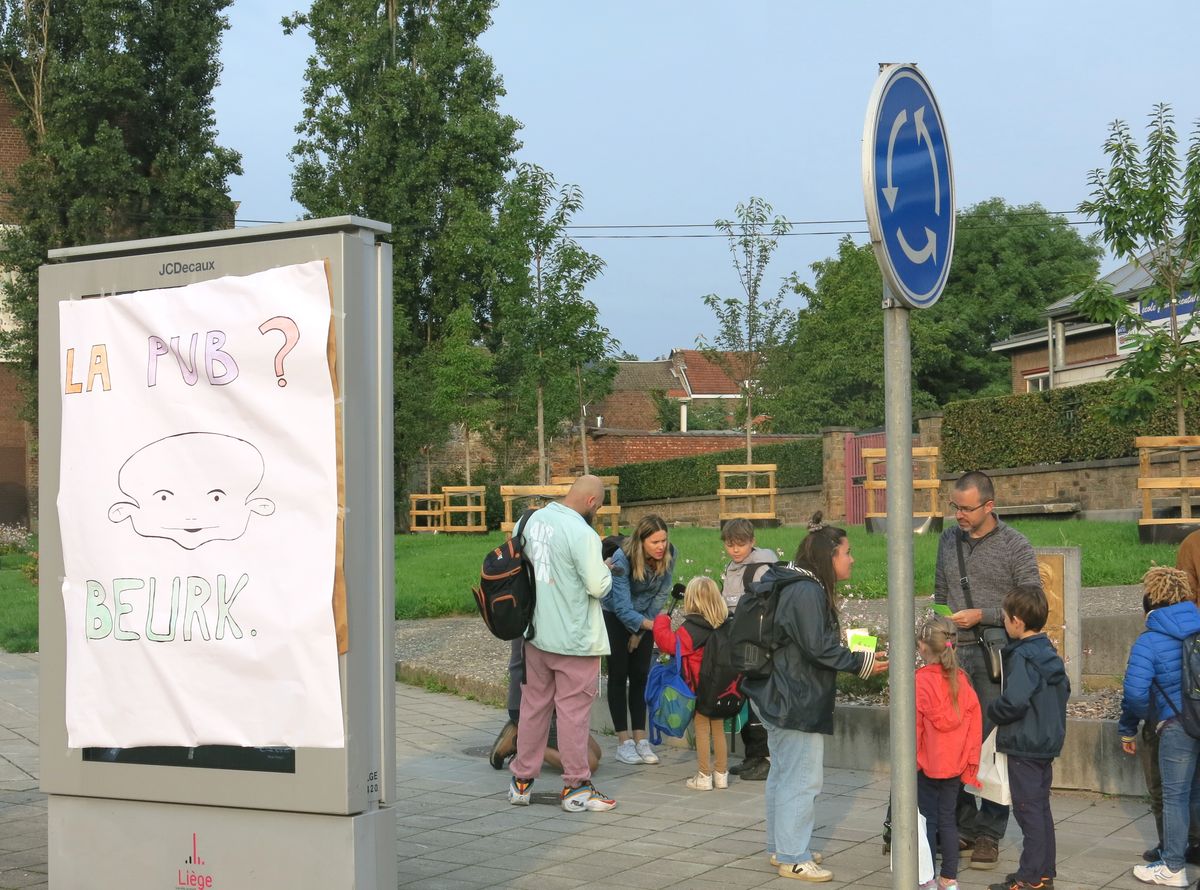 Action de « Liège sans pub » pour demander l’interdiction de la publicité à moins de 50 mètres des écoles
