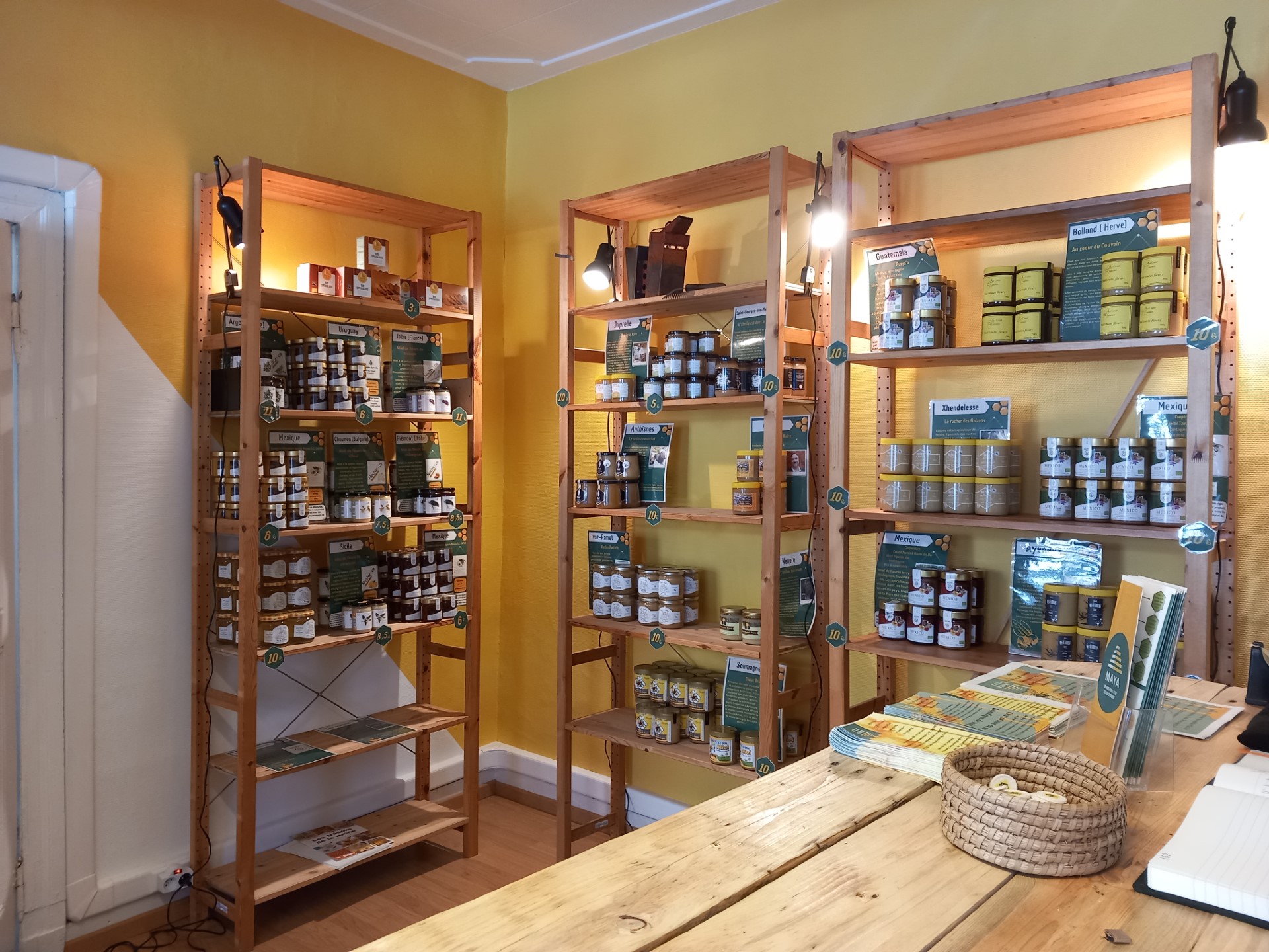 Nouvelle boutique de vente de miel Maya rue Sainte-Walburge
