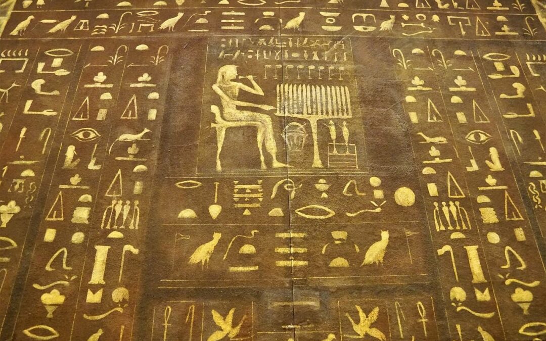 Apprendre à déchiffrer les hiéroglyphes égyptiens à son rythme grâce à un cours en ligne gratuit de l’ULiège