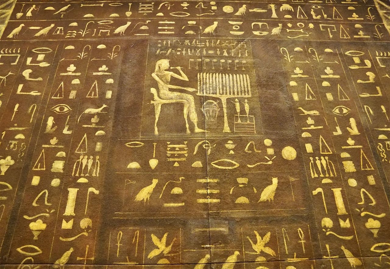 Apprendre à déchiffrer les hiéroglyphes égyptiens à son rythme grâce à un cours en ligne gratuit de l’ULiège