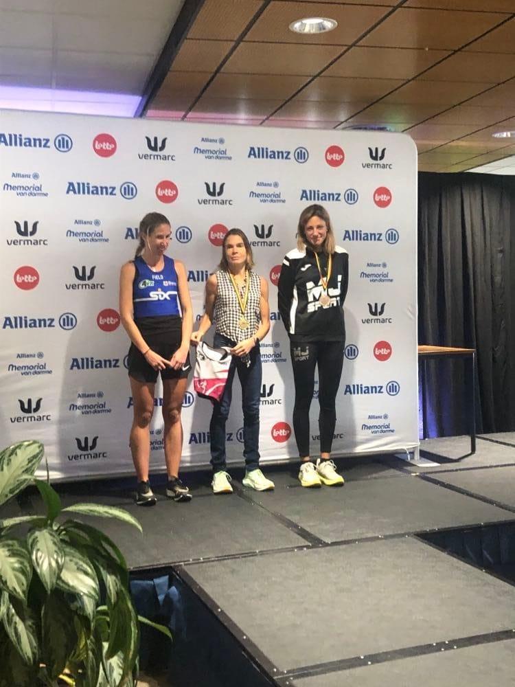 Irène Tosi sur le podium aux championnats de Belgique de Marathon, à  Eindhoven