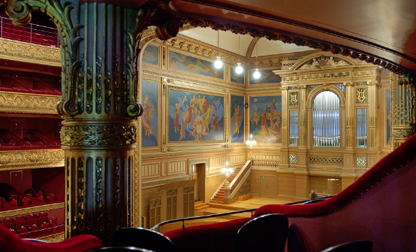 Edgar Scauflaire, dont les peintures murales monumentales entourent la scène et l’orgue de la Salle Philharmonique de Liège, est exposé aux Beaux-Arts