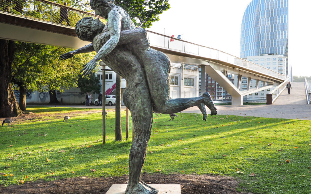 Une nouvelle sculpture joyeuse inaugurée au pied de la passerelle du parc Boverie