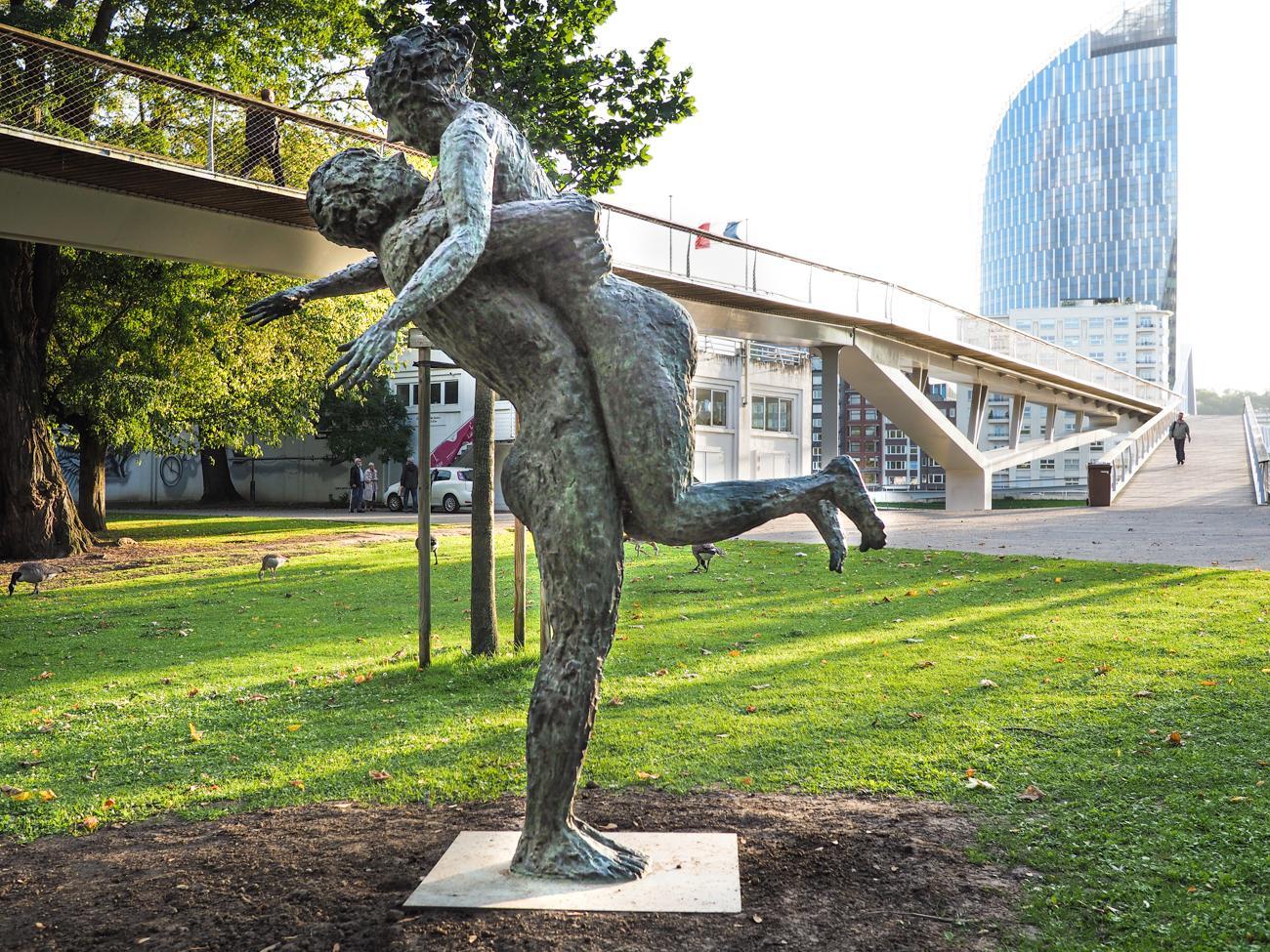 Une nouvelle sculpture joyeuse inaugurée au pied de la passerelle du parc Boverie
