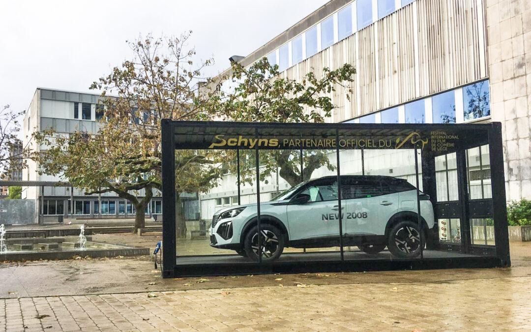 Une voiture exposée dans un box place des Carmes suscite des réactions négatives